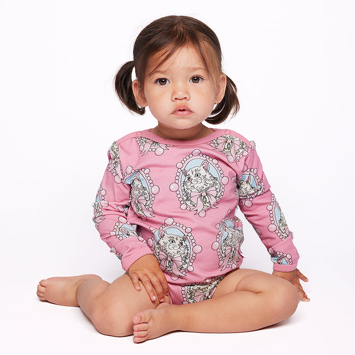 [Smafolk] Elstar Long Sleeved Baby Body With Cats - Blush Cream