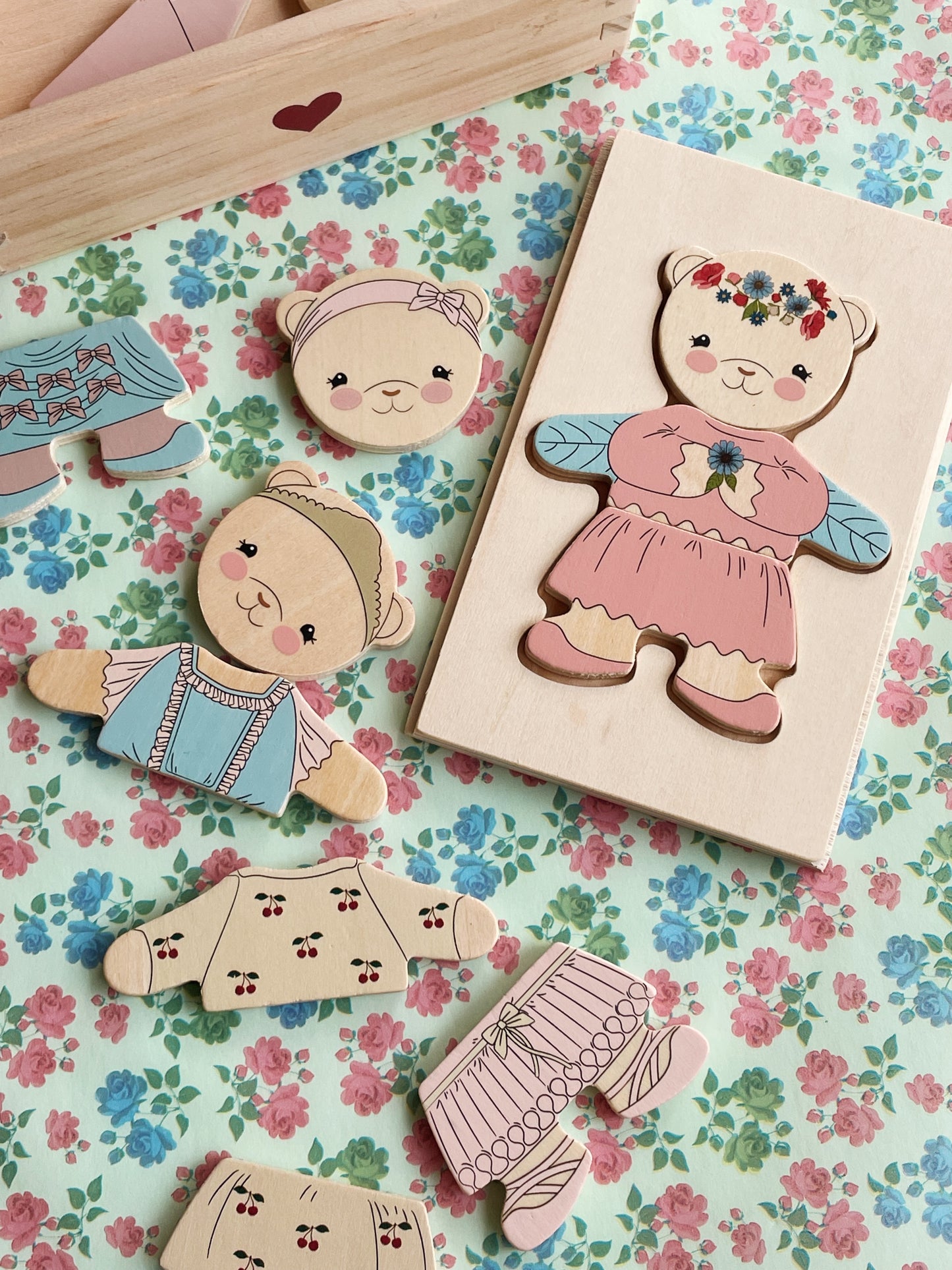 [Konges slojd] Wooden Teddy Dress Up Puzzle FSC -Dusty Pink