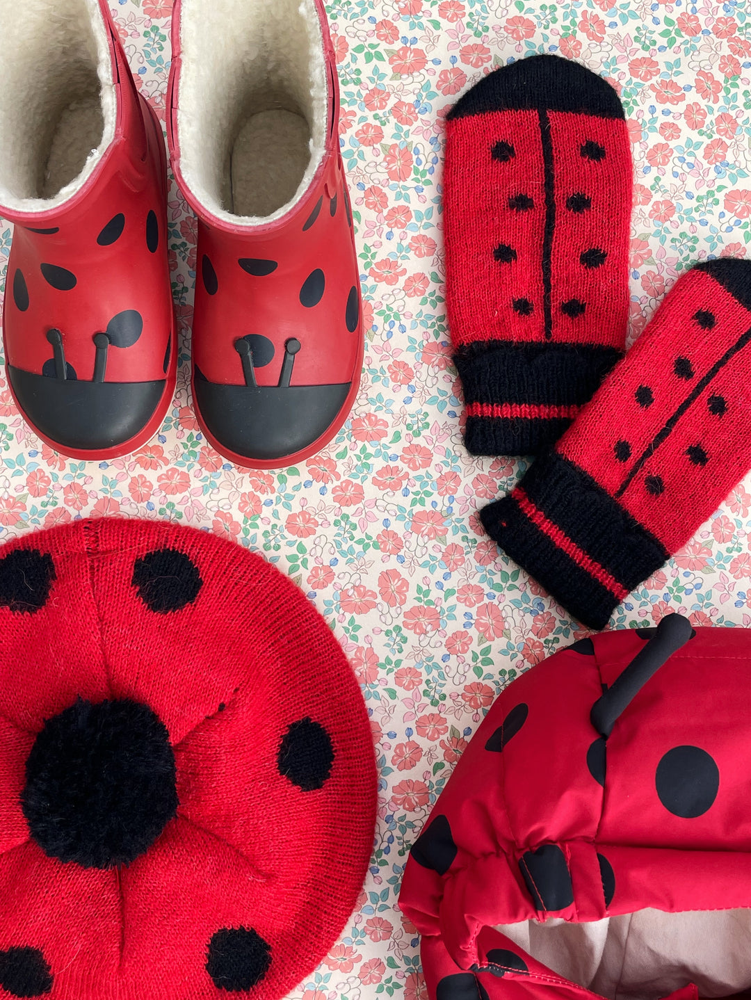[Konges Slojd] Ladybug Mittens - Barbados Cherry