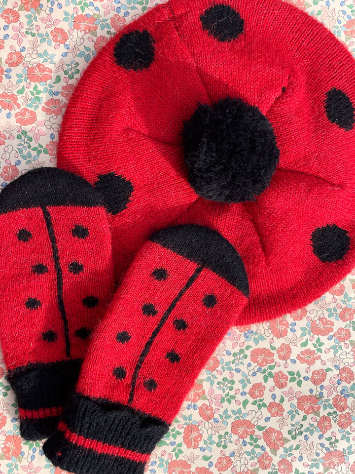 [Konges Slojd] Ladybug Mittens - Barbados Cherry